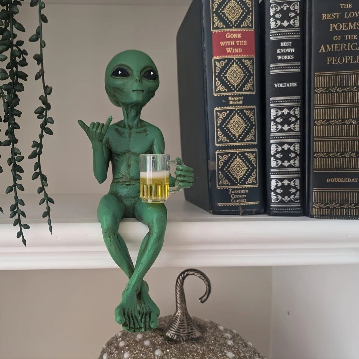 Drinking Alien Sculpture Novelty Alien Collectibles Funny Desktop Decoration For Desk Bedroom Decoration