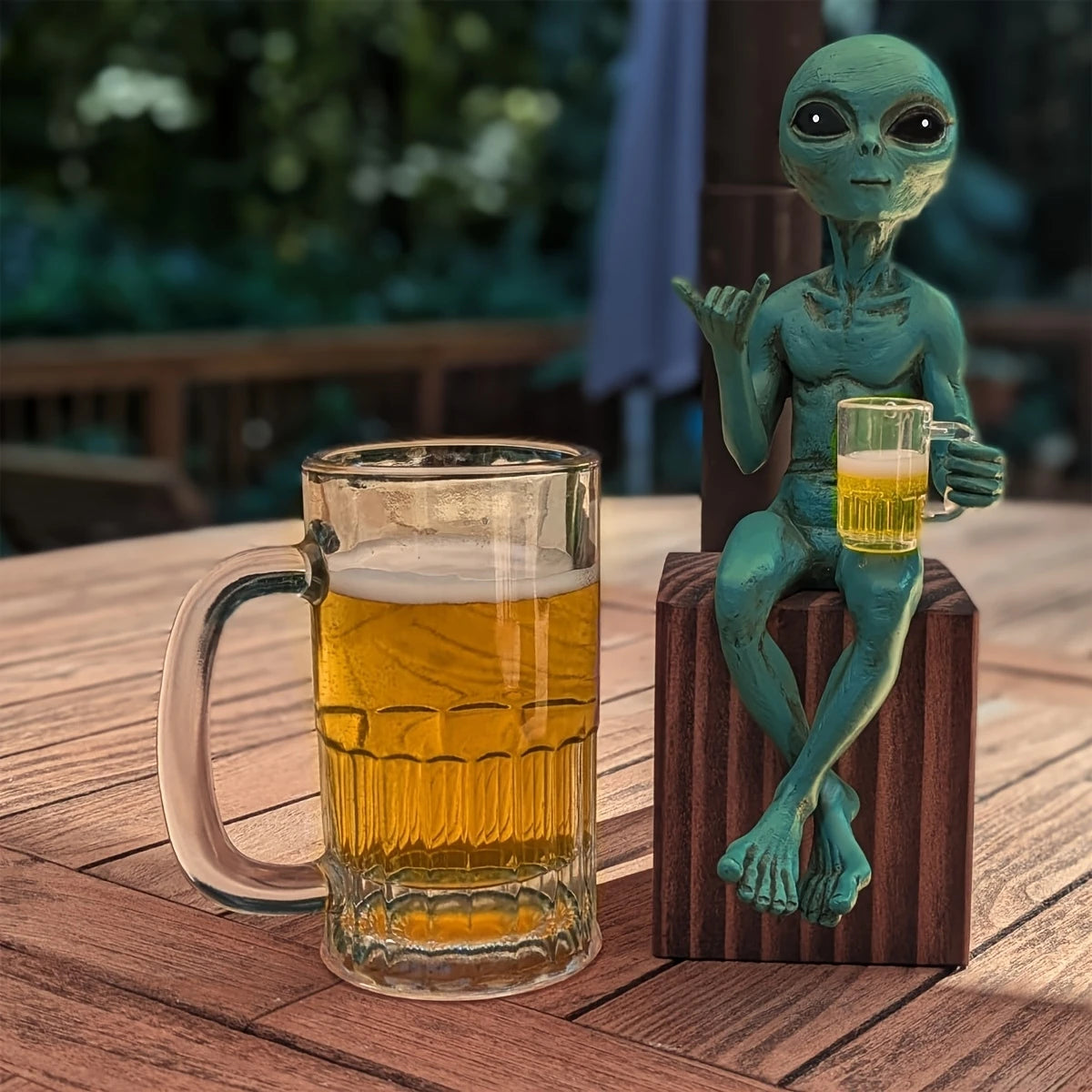 Drinking Alien Sculpture Novelty Alien Collectibles Funny Desktop Decoration For Desk Bedroom Decoration