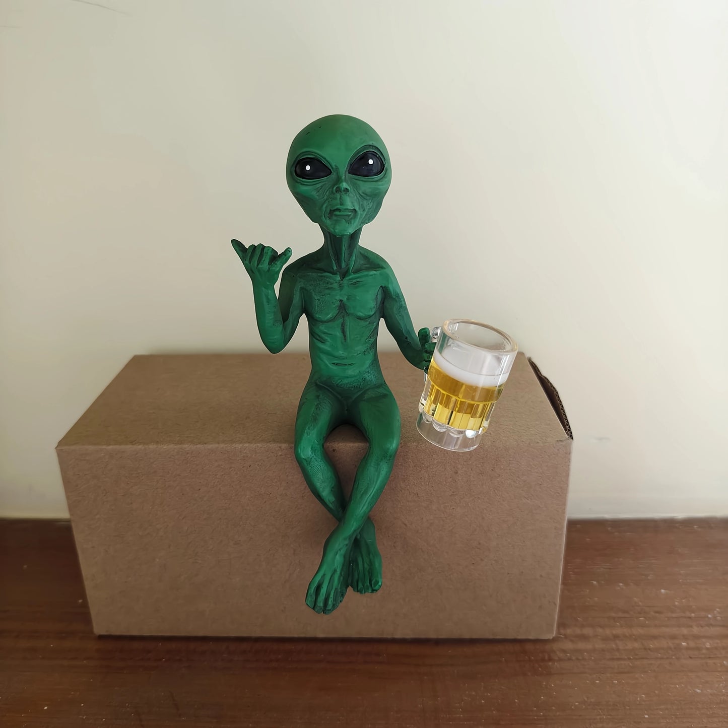 Drinking Alien Sculpture Novelty Alien Collectibles Funny Desktop Decoration For Desk Bedroom Decoration