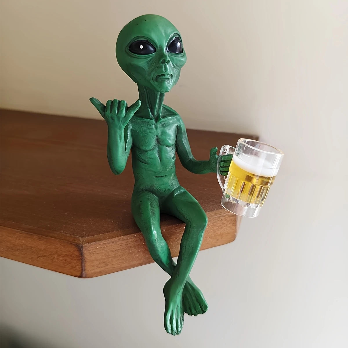 Drinking Alien Sculpture Novelty Alien Collectibles Funny Desktop Decoration For Desk Bedroom Decoration